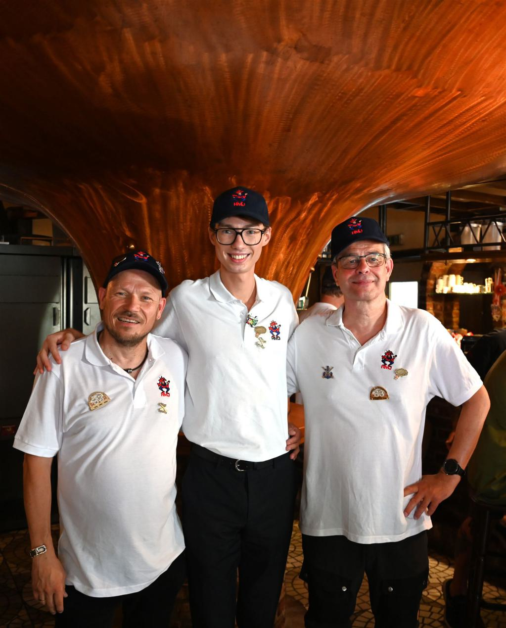 Links Jungfrau Andrea, in der Mitte Prinz Joshua I. und rechts Bauer Martin